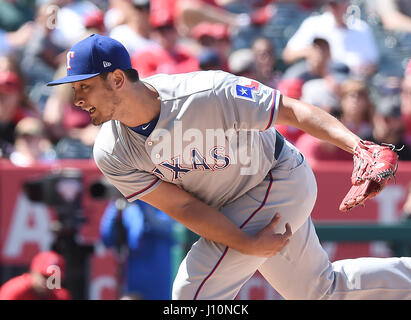 Anaheim, Californie, USA. 13 avr, 2017. Yu Darvish (Rangers) MLB : les Rangers du Texas le lanceur partant Yu Darvish emplacements au cours de la Major League Baseball match contre les Los Angeles Angels of Anaheim au Angel Stadium d'Anaheim à Anaheim, California, United States . Credit : AFLO/Alamy Live News Banque D'Images
