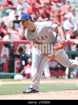 Anaheim, Californie, USA. 13 avr, 2017. Yu Darvish (Rangers) MLB : les Rangers du Texas le lanceur partant Yu Darvish emplacements au cours de la Major League Baseball match contre les Los Angeles Angels of Anaheim au Angel Stadium d'Anaheim à Anaheim, California, United States . Credit : AFLO/Alamy Live News Banque D'Images