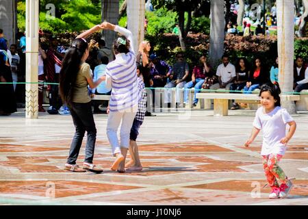 Le Caire, Égypte. Apr 17, 2017. Egyptiens déguster au cours de la célébration Sham El Nessim dans un jardin au Caire, Egypte le 17 avril 2017. Les égyptiens célèbrent la Sham El Nessim, ou le Festival de brise de printemps, qui marque le début du printemps Crédit : Amr Sayed/APA/Images/fil ZUMA Alamy Live News Banque D'Images