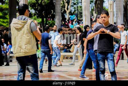 Le Caire, Égypte. Apr 17, 2017. Egyptiens déguster au cours de la célébration Sham El Nessim dans un jardin au Caire, Egypte le 17 avril 2017. Les égyptiens célèbrent la Sham El Nessim, ou le Festival de brise de printemps, qui marque le début du printemps Crédit : Amr Sayed/APA/Images/fil ZUMA Alamy Live News Banque D'Images