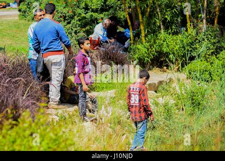 Le Caire, Égypte. Apr 17, 2017. Egyptiens déguster au cours de la célébration Sham El Nessim dans un jardin au Caire, Egypte le 17 avril 2017. Les égyptiens célèbrent la Sham El Nessim, ou le Festival de brise de printemps, qui marque le début du printemps Crédit : Amr Sayed/APA/Images/fil ZUMA Alamy Live News Banque D'Images