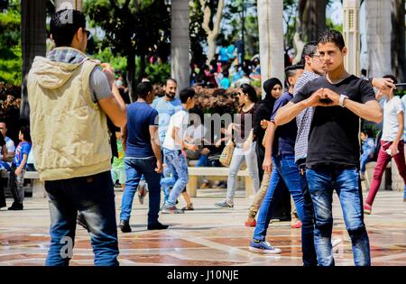 Le Caire, Égypte. Apr 17, 2017. Egyptiens déguster au cours de la célébration Sham El Nessim dans un jardin au Caire, Egypte le 17 avril 2017. Les égyptiens célèbrent la Sham El Nessim, ou le Festival de brise de printemps, qui marque le début du printemps Crédit : Amr Sayed/APA/Images/fil ZUMA Alamy Live News Banque D'Images