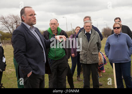 Damhead, Ecosse, Royaume-Uni. Apr 17, 2017. Sauver Jim's farm : l'objet de l'élaboration de Pentland Studios sur les terres agricoles. Environ 100 personnes de tout le Lothians, Borthers et Fife se sont réunis le lundi de Pâques pour sauver leur ferme locale de développement. Crédit : Gabriela Antosova/Alamy Live News Banque D'Images