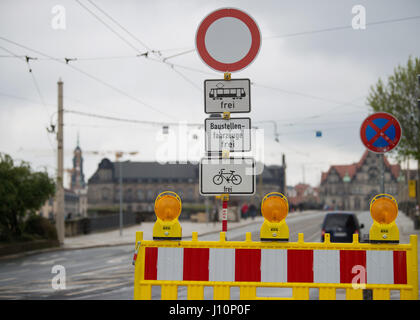 L'Augustus pont est bloqué pour traffoc normal sur le 19 avril 2017 à Dresde, Allemagne, 18 avril 2017. Dès aujourd'hui pas de voitures ou motos peuvent passer la structure vieux de 100 ans qui enjambe l'Elbe depuis le palais Residenz au Golden Rider monument. Selon le conseil de ville le projet de deux ans, de 23 millions d'euros restauration n'autorise les piétons, voitures de tramway, les véhicules d'urgence et les taxis d'adopter à l'avenir. La ville souhaite animer le pont avec un artiste flair, avec le pont de Prague comme exemple. Photo : Arno Burgi/dpa-Zentralbild/dpa Banque D'Images