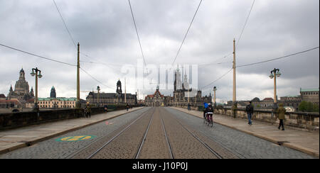 L'Augustus pont est bloqué pour traffoc normal sur le 19 avril 2017 à Dresde, Allemagne, 18 avril 2017. Dès aujourd'hui pas de voitures ou motos peuvent passer la structure vieux de 100 ans qui enjambe l'Elbe depuis le palais Residenz au Golden Rider monument. Selon le conseil de ville le projet de deux ans, de 23 millions d'euros restauration n'autorise les piétons, voitures de tramway, les véhicules d'urgence et les taxis d'adopter à l'avenir. La ville souhaite animer le pont avec un artiste flair, avec le pont de Prague comme exemple. Photo : Arno Burgi/dpa-Zentralbild/dpa Banque D'Images