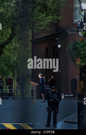 Londres, Royaume-Uni. 18 avr, 2017. Premier ministre Theresa peut annonce une élection générale date de juin devant 10 Downing Street. Londres 18 Avr 2017 Crédit : Guy Bell/Alamy Live News Banque D'Images