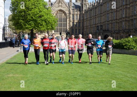 Westminster, Royaume-Uni. 18 avr, 2017. MPs assister à un photocall en dehors de la chambres du Parlement de l'avant de la Virgin Money 2017 Marathon de Londres. Cette année, il y a un nombre record de 16 députés qui prennent part. Credit : Keith Larby/Alamy Live News Banque D'Images