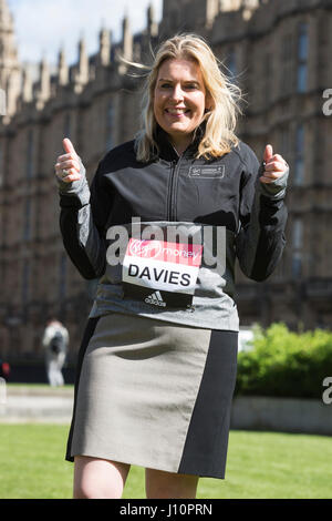 Londres, Royaume-Uni. 18 avril 2017. Mims Davies MP, Conservateur, Eastleigh, courir pour pleurer la charité. Les députés prennent part à un photocall pour le Marathon de Londres Virgin Money en tant que premier ministre Theresa peut anounces une élection en juin. Au total, 16 députés s'exécute à la marathon de Londres qui aura lieu le 23 avril 2017. © Bettina Strenske/Alamy Live News Banque D'Images