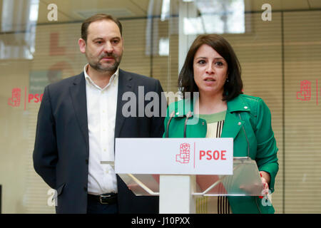 Madrid, Espagne. 18 avr, 2017. Les politiciens PSOE Jose Luis Abalos et Adriana Lastra présente la candidature de Pedro SanchezÂ la présidence au siège du parti à Madrid, le mardi, 18 avril 2017. Gtres más información : crédit en ligne Comuniación,S.L./Alamy Live News Banque D'Images