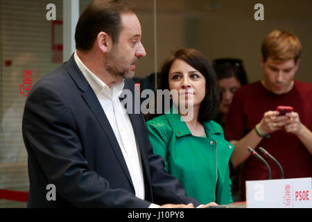 Madrid, Espagne. 18 avr, 2017. Les politiciens PSOE Jose Luis Abalos et Adriana Lastra présente la candidature de Pedro SanchezÂ la présidence au siège du parti à Madrid, le mardi, 18 avril 2017. Gtres más información : crédit en ligne Comuniación,S.L./Alamy Live News Banque D'Images