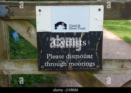 Cycliste démonter signe. Canal and River Trust. Staffordshire Worcestershire et canal. Kinver. UK Banque D'Images