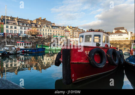 Bateaux amarrés dans le port de Cobh, Cobh, Port de Cork, Irlande avec copie espace. Banque D'Images