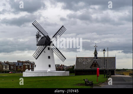 Lytham Moulin construit en 1805 sur Lytham vert, Lytham, Lancashire, Angleterre avec copie espace. Banque D'Images