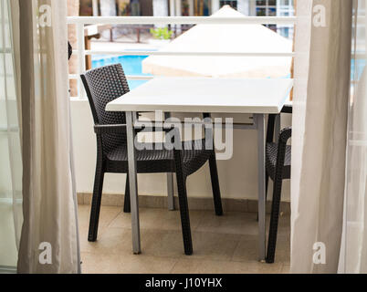 Meubles d'extérieur. Chaises de salon sur un balcon pour se détendre Banque D'Images