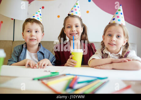 Groupe de petits friends enjoying Birthday party in cafe Banque D'Images