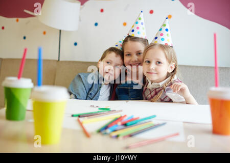 Enfants affectueux ayant Birthday party in cafe Banque D'Images