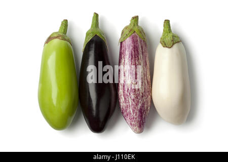 De matières premières diverses frais aubergines dans une rangée Banque D'Images