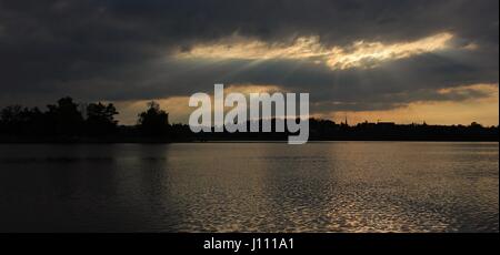 Rayons de briser les nuages sur le lac de Pfäffikon creux. Banque D'Images