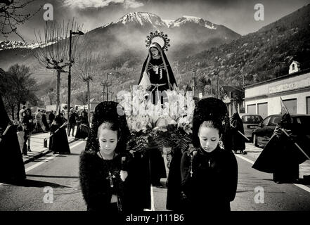 Les femmes portant le traditionnel mantilla portent une image en bois représentant la Vierge Marie au cours de la procession du Vendredi Saint par les rues du bûcher Banque D'Images