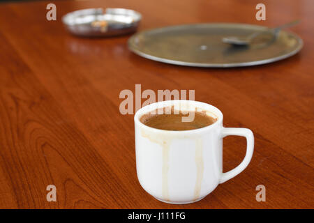 Tasse de café debout sur une table, photo de Chypre. Banque D'Images