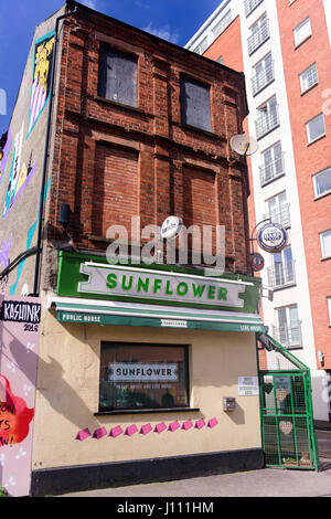 Pub de tournesol à Belfast. Utilisé pour être 'La Taverne Bar' durant les troubles. Il conserve la célèbre porte de la cage de sécurité pour prévenir les fusillades. Banque D'Images