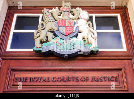 Armoiries royales au-dessus de la porte de la Royal Courts of Justice, Belfast. Banque D'Images