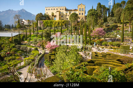 Les jardins botaniques du Château Trauttmansdorff, Merano, le Tyrol du sud, Italie, offrent de nombreux sites dignes d'intérêt botanique avec des espèces et variétés de plantes . Banque D'Images