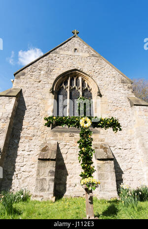 Cross décoré pour Pâques, Whitburn église paroissiale, South Tyneside, Angleterre, RU Banque D'Images