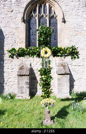 Cross décoré pour Pâques, Whitburn église paroissiale, South Tyneside, Angleterre, RU Banque D'Images