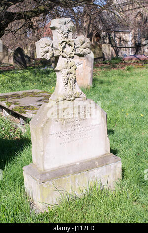 Grapevine ouvragée décorée pierre tombale d'James Ogle à Whitburn cimetière paroissial, South Tyneside, Angleterre, RU Banque D'Images