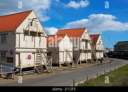 Sail lofts sur pilotis, West Mersea, Essex, Angleterre, Royaume-Uni Banque D'Images