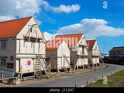 Sail lofts sur pilotis, West Mersea, Essex, Angleterre, Royaume-Uni Banque D'Images