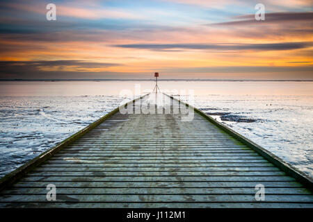 Coucher de soleil sur le trottoir de bois jetée à Lytham St Annes. Banque D'Images