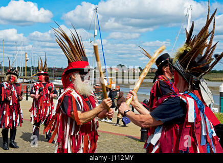 Le cheval foncé morris performing troupe dans Maldon, Essex. England UK Banque D'Images