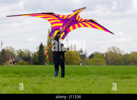 Un homme vole un cerf-volant de couleur Banque D'Images