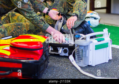 Des soldats allemands a un ambulancier exercice médical Banque D'Images