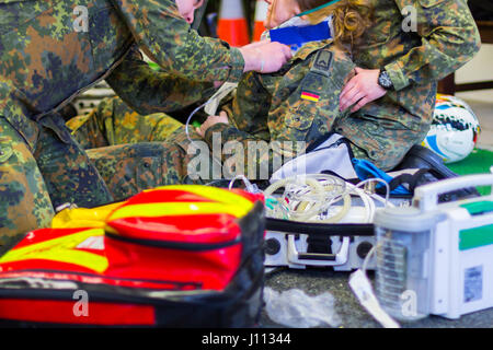 Des soldats allemands a un ambulancier exercice médical Banque D'Images