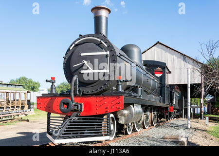 Train à vapeur d'époque dans 'la vieille ville' à la Big Hole, South Circular Road, Kimberley, dans le Nord de la Province du Cap, Afrique du Sud Banque D'Images