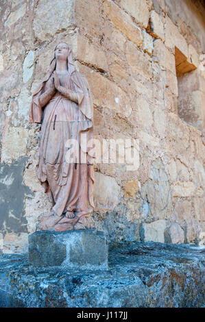 Icônes religieuses, Carmel by the Sea Mission, vue extérieure d'une image, statue de Sainte Marie, Mission San Carlos Borromeo de Carmelo, Californie, États-Unis. Banque D'Images