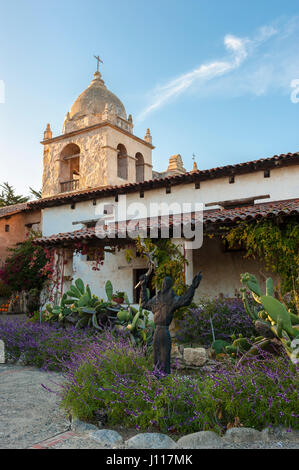 Carmel par la Mission de la mer, point de vue extérieur sur la tour de l'église, Dome, et jardins, Mission San Carlos Borromeo de Carmelo, Californie, USA. Banque D'Images