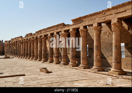 En colonnade du temple ptolémaïque de Philae, Assouan, Egypte, Afrique du Sud Banque D'Images