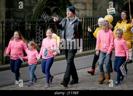 Le romancier écossais Irvine Welsh prend part à un organisme de bienfaisance à pied vers le bas du Royal Mile d'Édimbourg, à l'aider à lancer le sabot à Hyderabad Défi pour le Scottish l'amour en action de bienfaisance. Banque D'Images