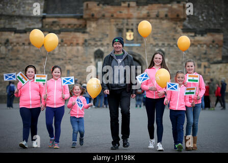 Le romancier écossais Irvine Welsh prend part à un organisme de bienfaisance à pied vers le bas du Royal Mile d'Édimbourg, à l'aider à lancer le sabot à Hyderabad Défi pour le Scottish l'amour en action de bienfaisance. Banque D'Images