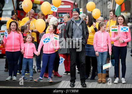 Le romancier écossais Irvine Welsh prend part à un organisme de bienfaisance à pied vers le bas du Royal Mile d'Édimbourg, à l'aider à lancer le sabot à Hyderabad Défi pour le Scottish l'amour en action de bienfaisance. Banque D'Images