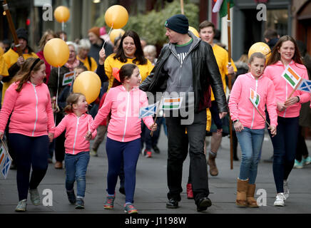 Le romancier écossais Irvine Welsh prend part à un organisme de bienfaisance à pied vers le bas du Royal Mile d'Édimbourg, à l'aider à lancer le sabot à Hyderabad Défi pour le Scottish l'amour en action de bienfaisance. Banque D'Images