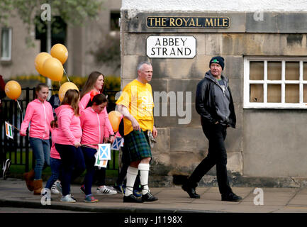 Le romancier écossais Irvine Welsh prend part à un organisme de bienfaisance à pied vers le bas du Royal Mile d'Édimbourg, à l'aider à lancer le sabot à Hyderabad Défi pour le Scottish l'amour en action de bienfaisance. Banque D'Images