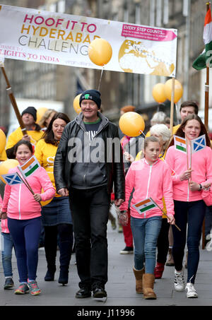 Le romancier écossais Irvine Welsh prend part à un organisme de bienfaisance à pied vers le bas du Royal Mile d'Édimbourg, à l'aider à lancer le sabot à Hyderabad Défi pour le Scottish l'amour en action de bienfaisance. Banque D'Images