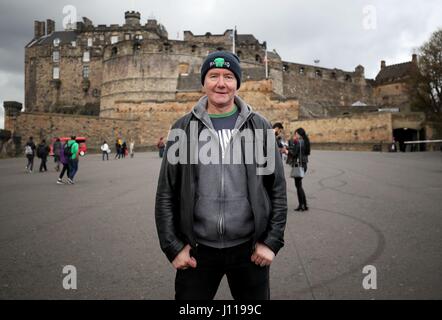 Le romancier écossais Irvine Welsh prend part à un organisme de bienfaisance à pied vers le bas du Royal Mile d'Édimbourg, à l'aider à lancer le sabot à Hyderabad Défi pour le Scottish l'amour en action de bienfaisance. Banque D'Images