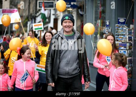 Le romancier écossais Irvine Welsh prend part à un organisme de bienfaisance à pied vers le bas du Royal Mile d'Édimbourg, à l'aider à lancer le sabot à Hyderabad Défi pour le Scottish l'amour en action de bienfaisance. Banque D'Images