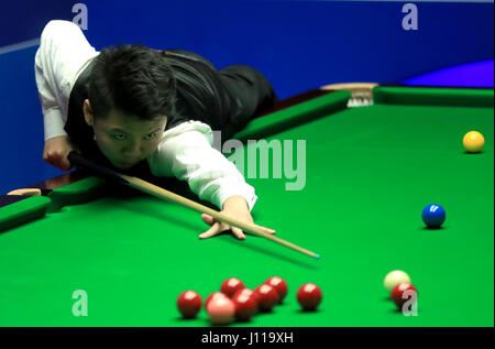 Zhou Yuelong pendant son match contre Ding Junhui sur la troisième journée du Championnat du monde de snooker Betfred à The Crucible Theatre, Sheffield. Banque D'Images